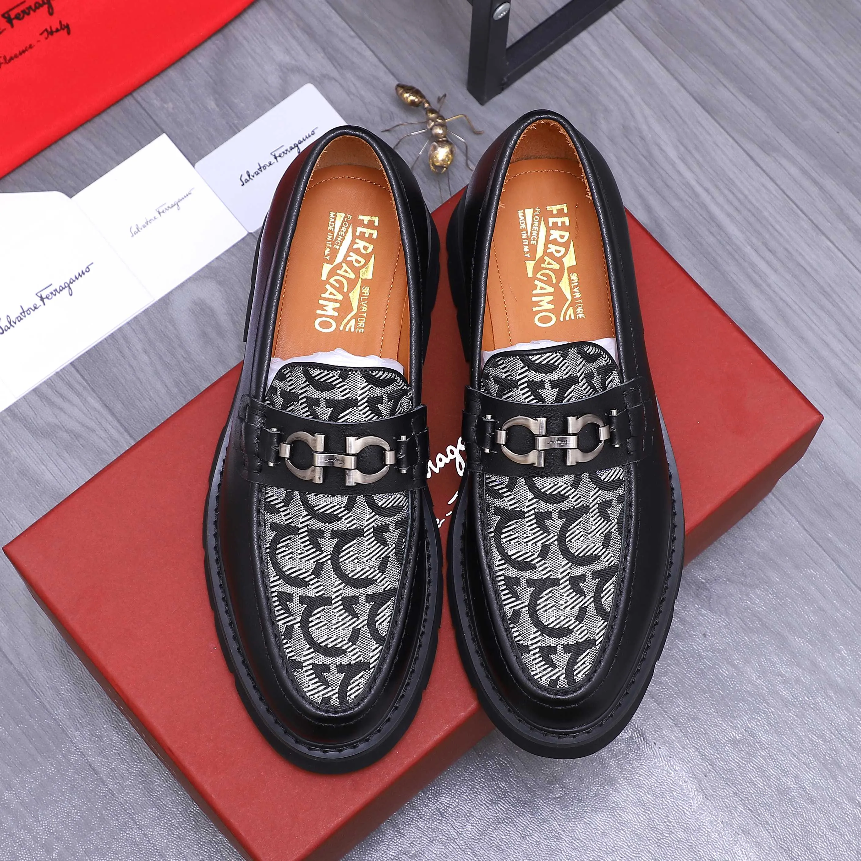 Men's shoes 💰680 Product trademark: Ferragamo " Ferragamo ] Business slip-on leather shoes Regular size: 39-44 (45 is custom-made and non-returnable) Product materials: Selected cowhide stitching woven upper, cowhide lining, original outsole